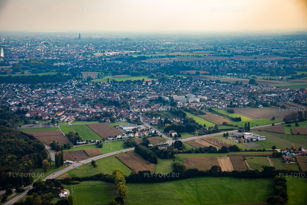 Vue aérienne: Strasbourg vue du nord à Hœnheim dans le département Bas Rhin, France. Photo: IMG_074114.jpg prise le 04/10/2014 par Werner Riehm/FLY-FOTO.eu – Résolution de l'original: 5472 x 3648 px