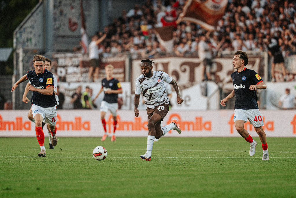 FCSP_YD-05387 | Der offizielle Shop für FC St. Pauli Fotos. Wähle aus Spielszenen & Fanmomenten dein FCSP Wunschformat. Wir liefern Millerntor-Atmosphäre.