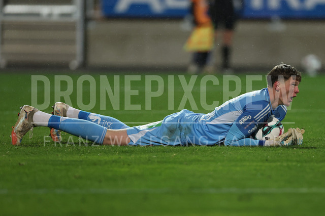 TSV Egger Glas Hartberg vs SV Oberbank Ried – Austrian Bundesliga Match | The image shows Tom Ritzy Huelsmann (Hartberg) with ball and emotions after the win, at the Bundesliga match TSV Hartberg vs SV Ried at Profertil Arena Hartberg. 22.11.2025