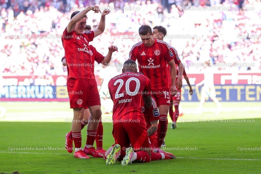 F9510052501039 | 10.05.2025, Fußball, Fortuna Düsseldorf - FC Schalke 04, 2. Fußball Bundesliga, Merkur Spiel-Arena, Saison 2024 2025: Torjubel nach dem Tor zum 1:0 durch Torschütze Dawid Kownacki (Fortuna Duesseldorf #24) DFB regulations prohibit any use of photographs as image sequences and or quasi-video.