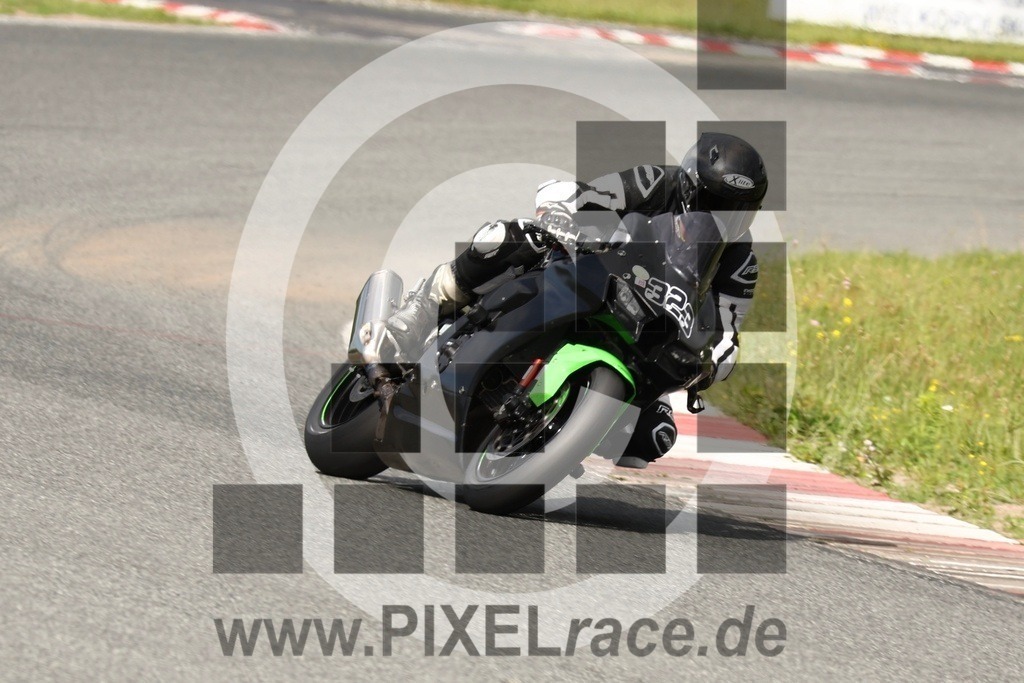 0323-20240604_36553 | Schöne Erinnerungen an spannende Momente - das festzuhalten ist unser Job. PIXELrace.de ist seit 2003 auf den Rennstrecken Europas unterwegs um die Action draußen beim Fahren und die wunderbare Stimmung imm Fahrerlager für euch einzufangen.