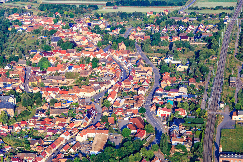 Luftbild: Hauptstraße PostStr Bahnlinie in Wallhausen im Bundesland Sachsen-Anhalt in Deutschland. Foto: IMG_136689.jpg vom 18.06.2023 durch Werner Riehm/FLY-FOTO.de