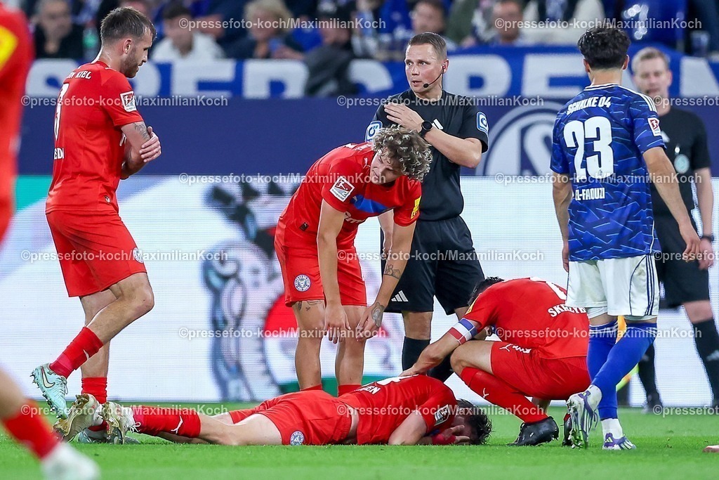 S0413092501107 | 13.09.2025, Fußball, FC Schalke 04 - Holstein Kiel, 5.Spieltag, 2. Fußball Bundesliga, Veltins-Arena Gelsenkirchen, Saison 2025 2026: Magnus Knudsen&nbsp;(Holstein Kiel #24) liegt mit Schmerzen auf dem Spielfeld DFB regulations prohibit any use of photographs as image sequences and or quasi-video.
