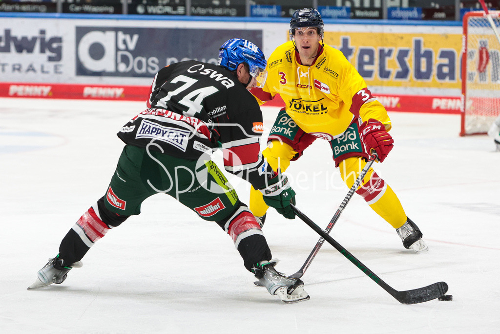 Augsburger Panther - Duesseldorfer EG | Vincent SAPONARI (AEV #74) im Duell mit Alec MCCREA (DEG #3)