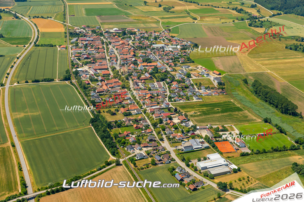 Das Luftbild zeigt : Sallach Geiselhöring - Die Luftaufnahme wurde 2023 vom UL-Flugzeug aus erstellt ( keine Drohne ) - Hochauflösende Luftaufnahme - Für grossformatige Ausdrucke geeignet. Die Geschenkidee !Mit Lizenz und Bildrechte bestellbar