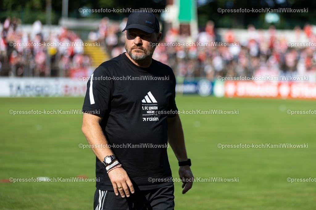 xkwix15082502074 | 15.08.2025, xkwix, Fußball, DFB-Pokal 1. Runde, FC Gütersloh - 1. FC Union Berlin, Ohlendorf Stadion im Heidewald: Steffen Baumgart (1. FC Union Berlin Cheftrainer) 