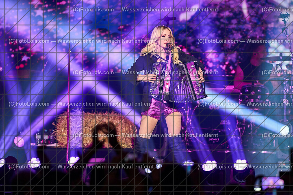 ALP2515_BergBauernTour-Konzert_Naschenweng Melissa | (C)FotoLois.com, Alois Spandl, BergBauernTour 2023 - Melissa Naschenweng, Tourstop in Wieselburg, Konzert im NV-Forum Wieselburg, Sa 8. April 2023.