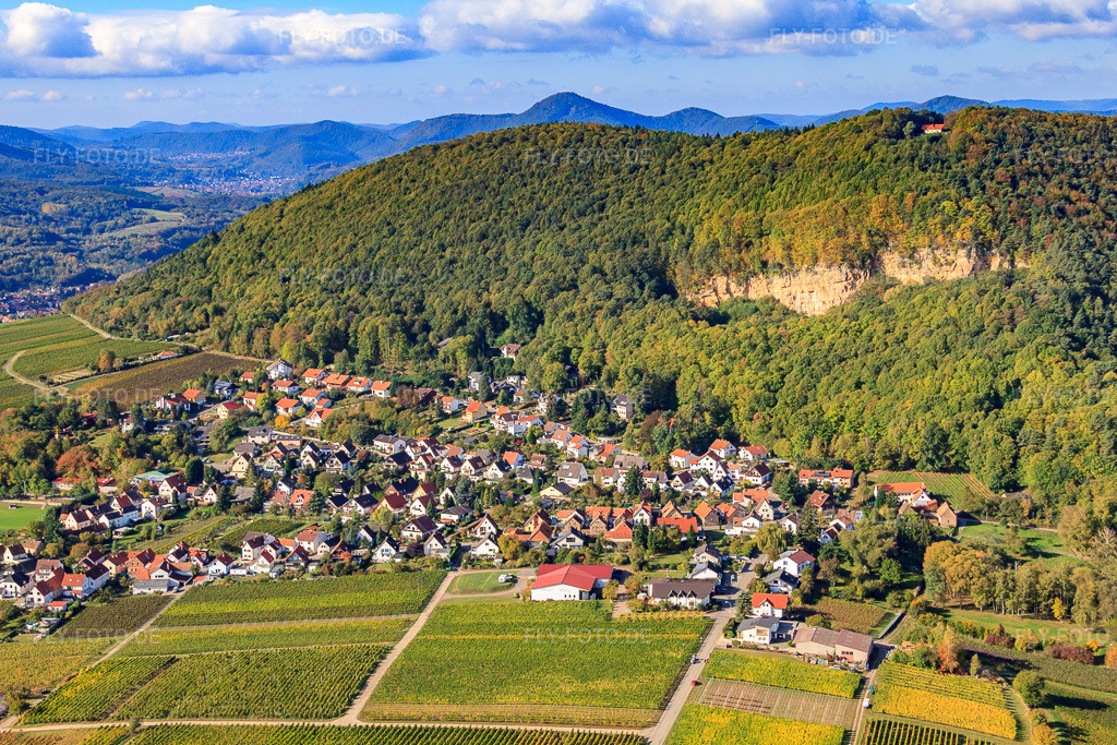 Luftbild: Dorfansicht unter den Kalkfelsen in Frankweiler im Bundesland Rheinland-Pfalz in Deutschland. Foto: IMG_22271.jpg vom 15.10.2009 durch Werner Riehm/FLY-FOTO.de