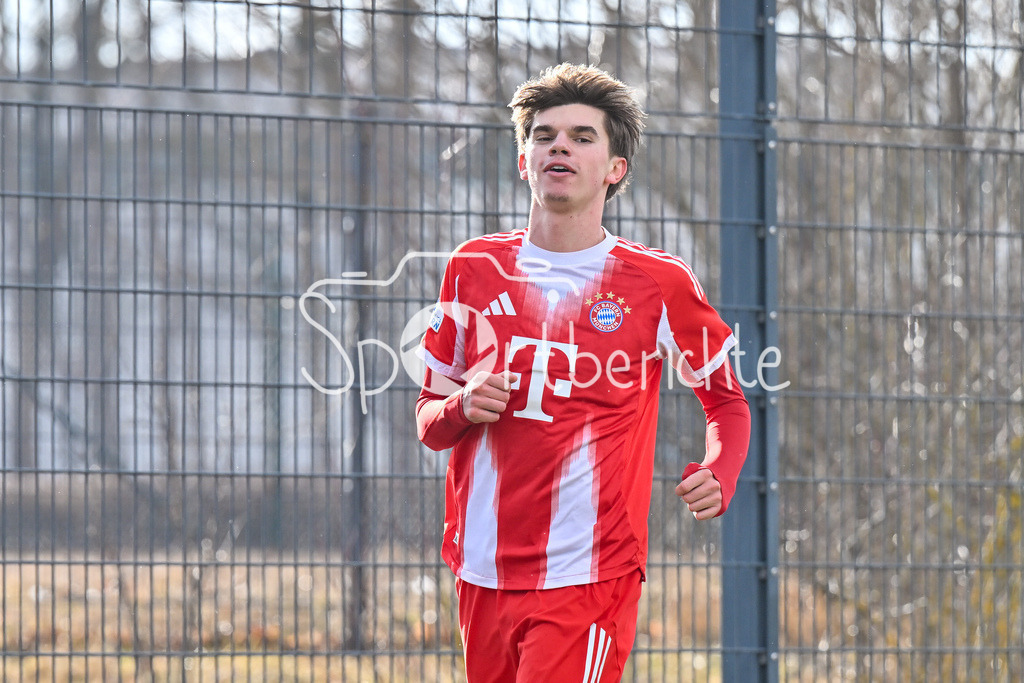 FC Bayern Amateure - FC Viktoria Pilsen U23 | MUNICH, GERMANY - 03. FEBRUARY: Jubel der Bayern nach dem Treffer zum 1-0 durch Guido DELLA ROVERE (FC Bayern München II 10) / Tor / Torschuetze / Freude / Happy während dem Testspiel zwischen den Amateuren des FC Bayern und dem FC Viktoria Pilsen B am FC Bayern Campus
