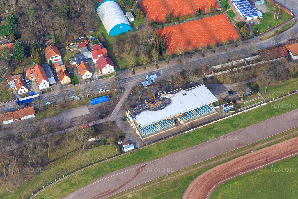 Luftbild: Tribüne der Rennbahn der Motorsportvereinigung Herxheim in Herxheim bei Landau im Bundesland Rheinland-Pfalz in Deutschland. Foto: IMG_086423.jpg vom 26.02.2016 durch Werner Riehm/FLY-FOTO.deSPEEDWAY.DE
