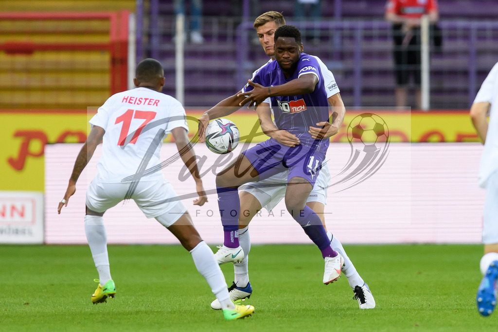 OSNVKO20210906_8 | Fussball, Herren: Ba-Muaka Simakala (VfL Osnabrueck) und Moritz Fritz (FC Viktoria Koeln) im Zweikampf beim Spiel der 3. Liga zwischen VfL Osnabrueck und FC Viktoria Koeln im Stadion an der Bremer Bruecke am 06.09.2021 in Osnabrueck, Deutschland.DFB / DFL REGULATIONS PROHIBIT ANY USE OF PHOTOGRAPHS AS IMAGE SEQUENCES AND/OR QUASI-VIDEO. - Realisiert mit Pictrs.com