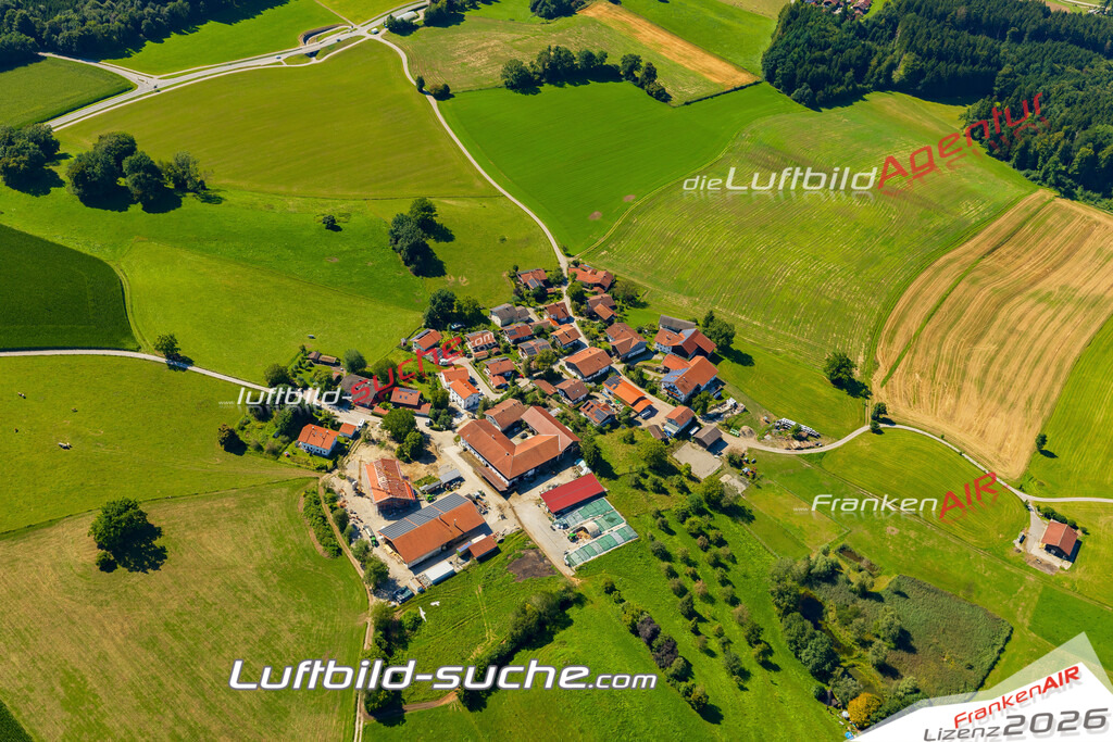 Klassische Luftaufnahme ohne Drohne zeigt:Manholding bei Chieming - Die Luftbildaufnahme wurde 2025 vom UL-Flugzeug heraus erstellt ( keine Drohne ) - Hochauflösende Luftaufnahme -Nicht vergleichbar mit Google Maps oder Satelittenbilder- Die Geschenkidee !Mit Lizenz und Bildrechte bestellbar