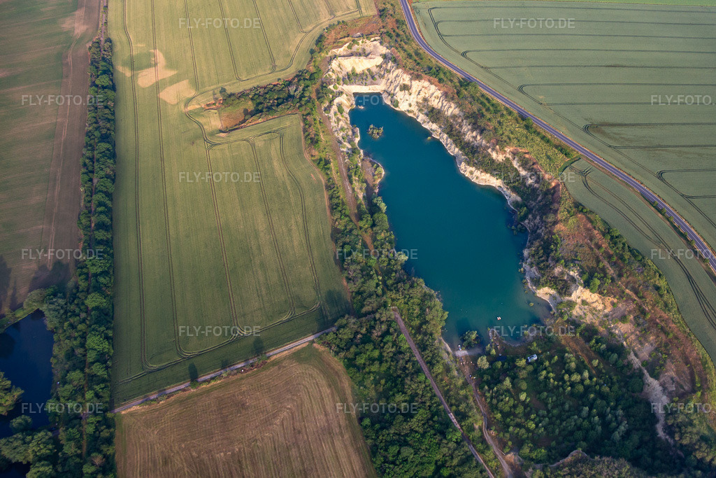 Luftbild: Baggersee an der Bahnhofstr im Ortsteil Ermsleben in Falkenstein im Bundesland Sachsen-Anhalt in Deutschland. Foto: IMG_136498.jpg vom 17.06.2023 durch Werner Riehm/FLY-FOTO.de