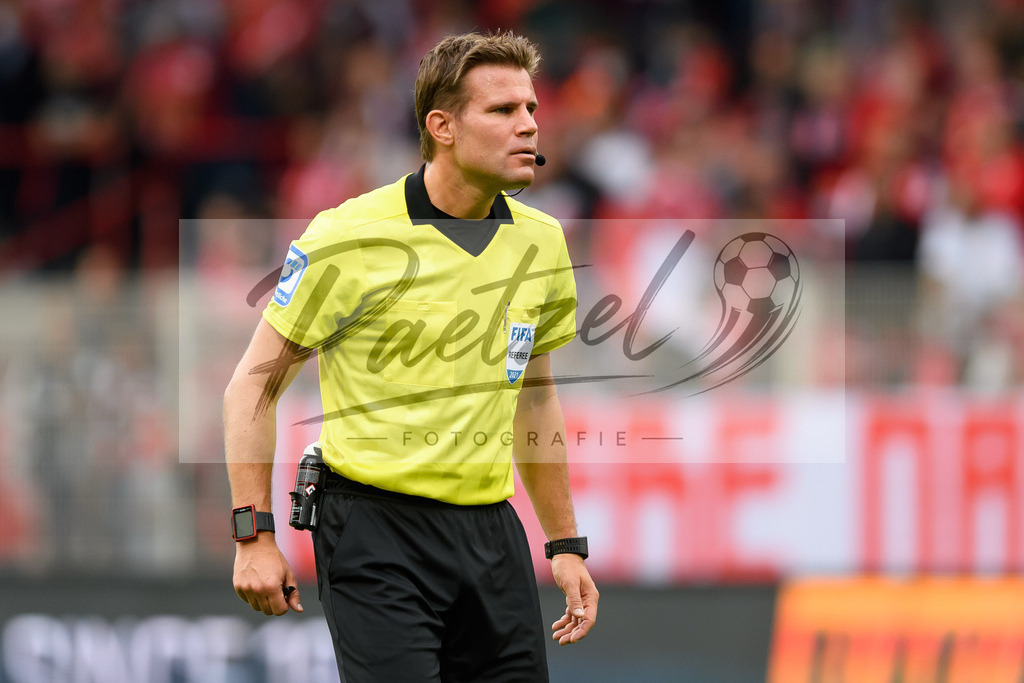 FCUBMG20210829_212 | Fussball, Herren: Schiedsrichter Dr. Felix Brych schaut beim Spiel der 1. Bundesliga zwischen 1. FC Union Berlin und Borussia Moenchengladbach im Stadion An der Alten Foersterei am 29.08.2021 in Berlin, Deutschland. - Realisiert mit Pictrs.com
