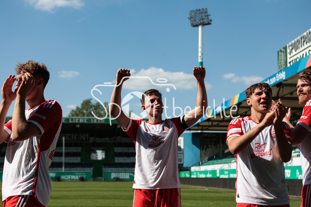 SpVgg Greuther Fürth II - FC Bayern Amateure | Die Spieler der FC Bayern Amateure feiern zusammen mit den Fans den 1-2 Auswaertssieg bei der SpVgg Greuther Fuerth II / Timo KERN (FCB #10)