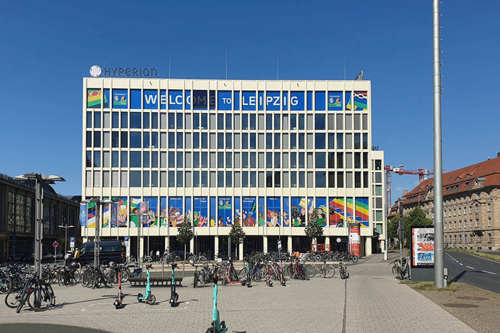 UEFA EURO 2024 in Leipzig - Hyperion Hotel | Entdecke über 20 Kategorien Leipzig-Motive: Foto-Downloads, hochwertige Poster, Leinwand- & Fine-Art-Prints. Jetzt Lieblingsfoto im Bildlexikon Leipzig Shop bestellen!