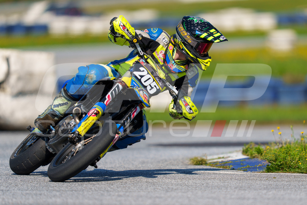 SuperMoto_Staatsmeisterschaft_Greinbach_267 | GRIPcapture steht für authentische Sportfotografie in Österreich – für Momente, die mehr sind als Geschwindigkeit oder Ergebnis. Es geht um Emotion, Spannung, Fokus und den Augenblick, der oft nur einen Wimpernschlag dauert.Ob Motorsport, Teamsport oder 
