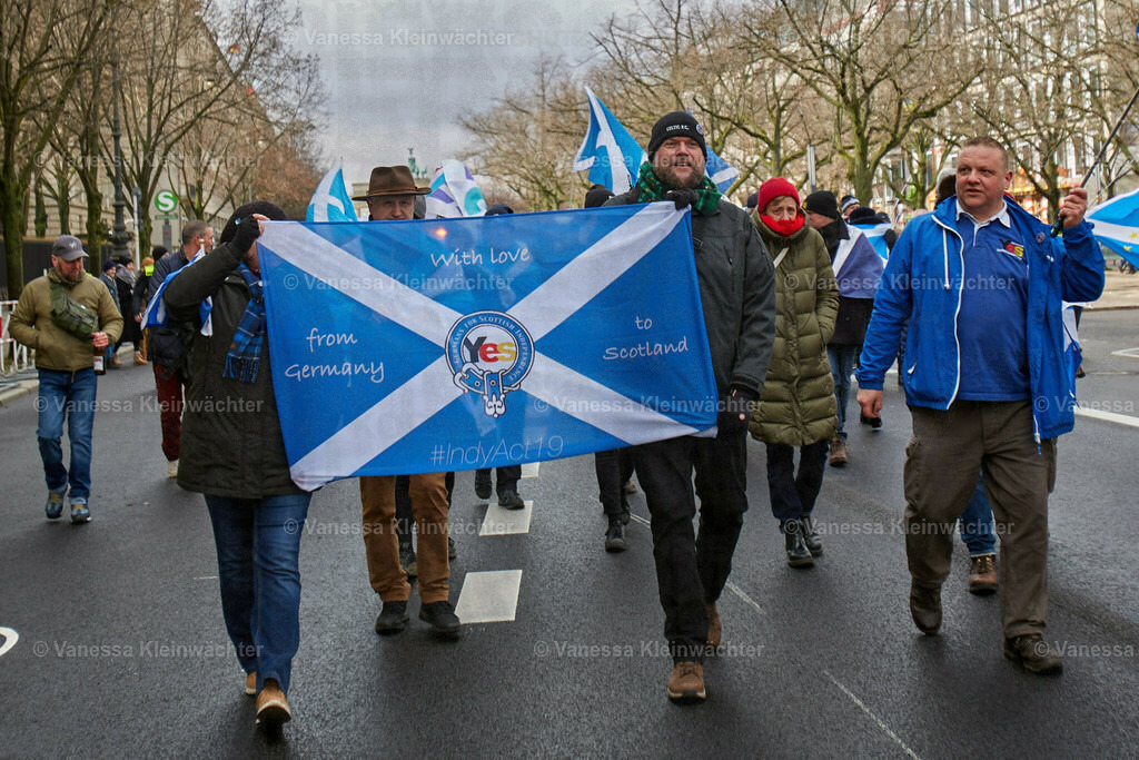 #IndyBerlin23 - Demonstration für schottische Unabhängigkeit | Rund 60 Personen ziehen am 11.03.2023 mit einer Demonstration vom Brandenburger Tor an der Britischen Botschaft vorbei zum Roten Rathaus, um die Unabhängigkeit Schottlands zu fordern.

On March 11, 2023, approx. 60 people rally in support of the Scottish independence, marching from Brandenburg Gate via the British Embassy to the Red Town Hall.  - Realisiert mit Pictrs.com