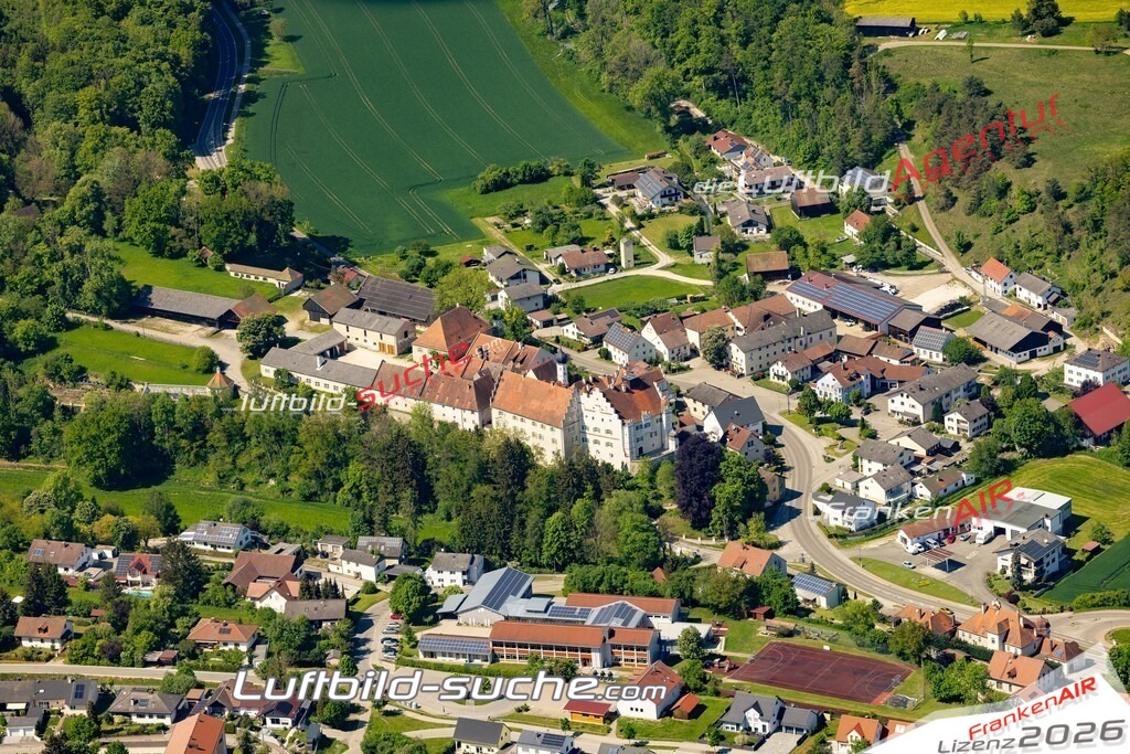 Das Luftbild zeigt : Sandersdorf Altmannstein - Die Luftaufnahme wurde 2024 vom UL-Flugzeug aus erstellt ( keine Drohne ) - Hochauflösende Luftaufnahme - Für grossformatige Ausdrucke geeignet. Die Geschenkidee !Mit Lizenz und Bildrechte bestellbar