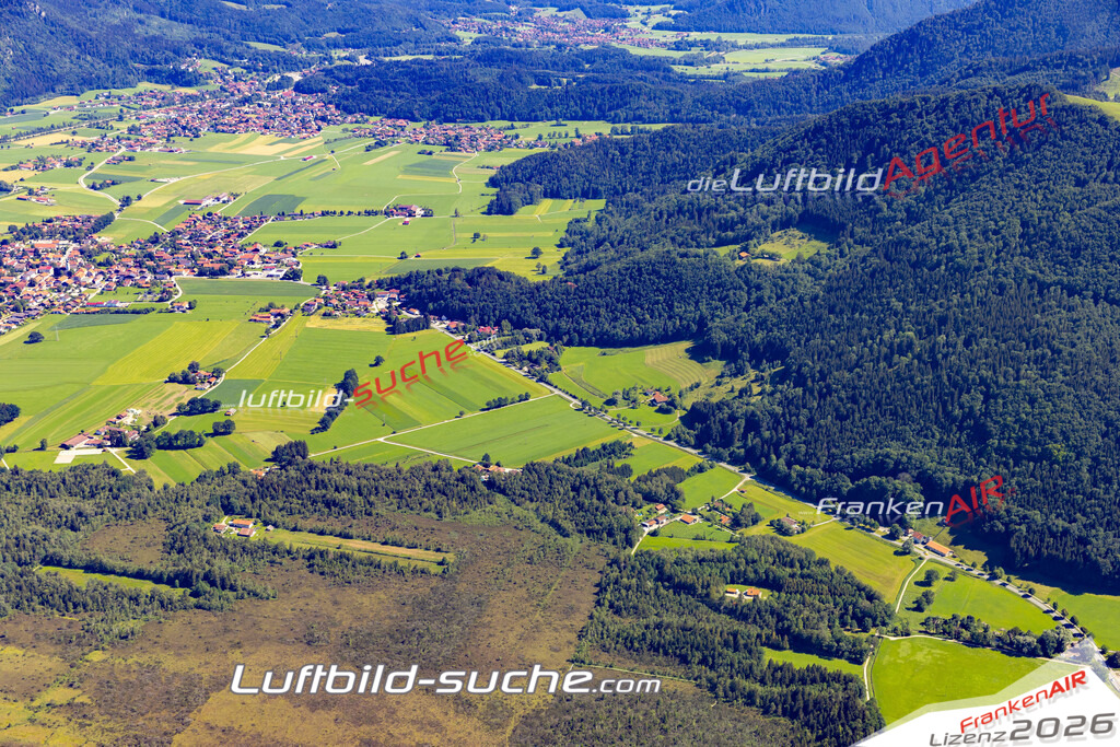 Aktuelles Luftbild von Kucheln Grassau - Die Luftaufnahme wurde 2022 mittels UL-Flugzeug erstellt ( keine Drohne ) - hochauflösende Kamera-Systeme von  Canon -Beste Qualität - Für grossformatige Ausdrucke geeignet. Die Geschenkidee !