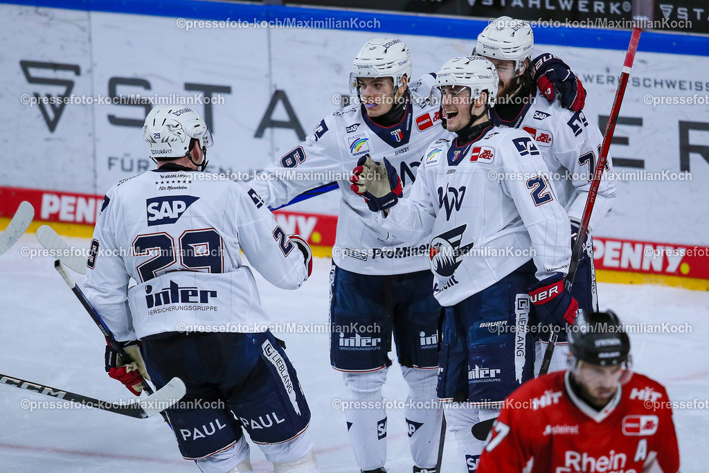 KoeDEL08032401065 | 08.03.2024, Köln, Eishockey, Penny DEL, 52. Spieltag, Lanxess-Arena, Kölner Haie - Adler Mannheim: Torjubel nach dem 5:1 durch Ryan MacInnis (Adler Mannheim)