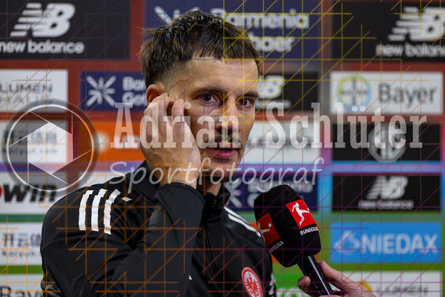 Bayer 04 Leverkusen vs Eintracht Frankfurt - Bundesliga  | Leverkusen, Deutschland, 12.09.25:   Robin Koch (Eintracht Frankfurt) im Interview waehrend des Spiels der Bundesliga zwischen  Bayer 04 Leverkusen vs Eintracht Frankfurt in der BayArena(Foto von Brauer-Fotoagentur / Adrian Schlueter)