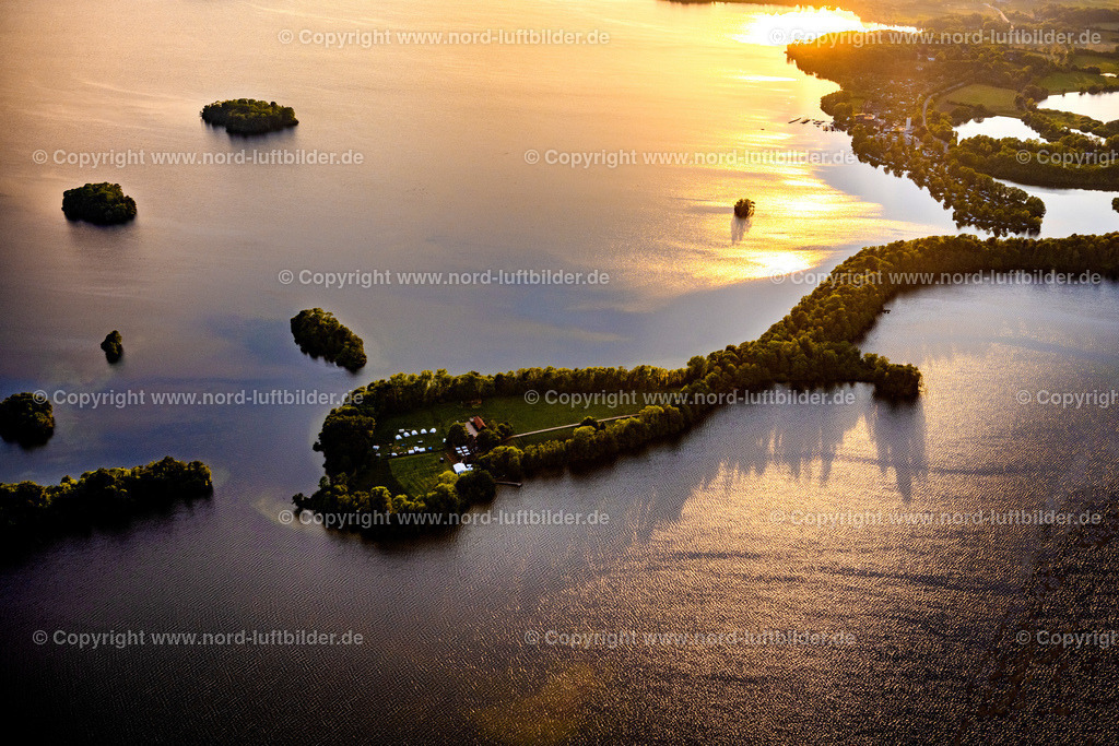 Plön_Prinzeninsel_ELS_9367030622 | PLöN 03.06.2022 See- Insel auf dem Großen Plöner See in Plön im Abendlicht im Bundesland Schleswig-Holstein. Weiterführende Informationen bei: Plöner Motorschifffahrt GmbH,  Prinzeninsel Betriebs-GmbH,  Tourist Info Großer Plöner See,  Zweckverband Tourismuszentrale Holsteinische Schweiz. // Sea island on the Grosser Ploener See in Ploen in the evening light in the state of Schleswig-Holstein. Further information at: Ploener Motorschifffahrt GmbH,  Prinzeninsel Betriebs-GmbH,  Tourist Info Grosser Ploener See,  Zweckverband Tourismuszentrale Holsteinische Schweiz. Foto: Martin Elsen