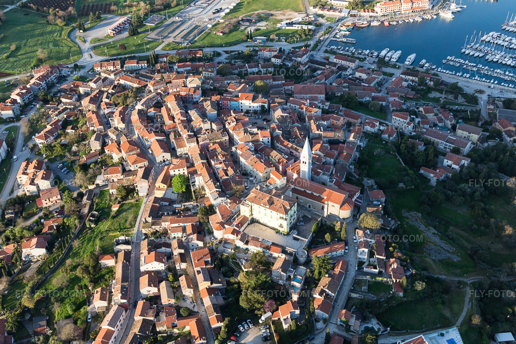 Aerial view: View of the town in Vrsar in the state Gespanschaft Istrien, Croatia. – Photo: IMG_106245.jpg taken on 04/14/2018 by Werner Riehm/FLY-FOTO.com – Resolution of the original: 5161 x 3441 px