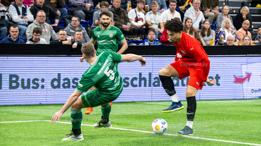 SHFV Lotto Masters 2024 | 20240113_8117, 13.01.2024, SHFV Lotto Masters 2024, Gruppe B, FC Kilia Kiel (rot) vs. PSV Neumünster (grün), Ben Opoku Labes (Kilia #30) / Marc-Oliver Timm (PSV #5) - Realisiert mit Pictrs.com