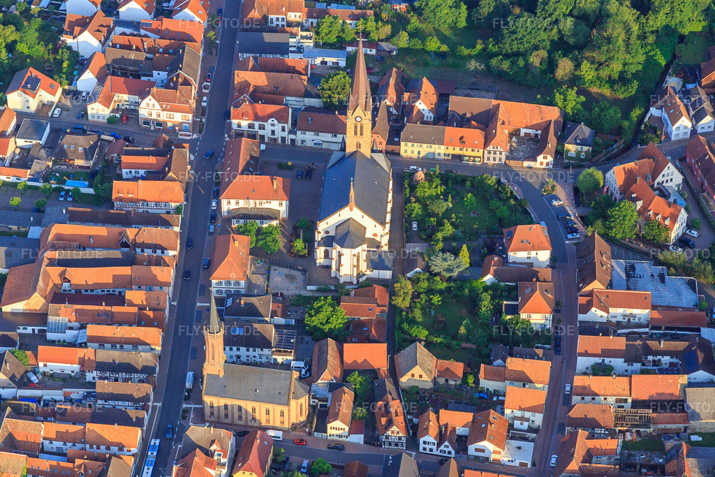 Luftbild: Katholische Kirche Sankt Nikolaus und Evangelische Kirche Bellheim an der Hauptstraße in Bellheim im Bundesland Rheinland-Pfalz in Deutschland. – Foto: IMG_148334.jpg vom 17.06.2025 durch Werner Riehm/FLY-FOTO.de – Auflösung des Originals: 5079 x 3386 px – Prot. Kirchengemeinde Bellheim-Knittelsheim