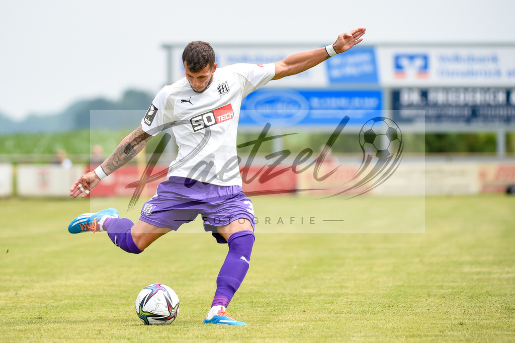 BSBOSN_20210626_0045 | Fussball, Herren: Testspieler Andreas Wiegel in Aktion, am Ball, Einzelaktion beim Testspiel zwischen TuS Bersenbrueck und VfL Osnabrueck im Hasestadion am 26.06.2021 in Bersenbrueck, Deutschland. - Realisiert mit Pictrs.com
