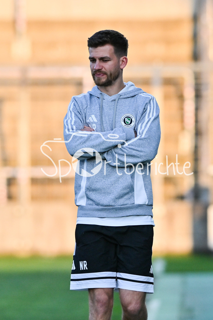FC Bayern Amateure - SpVgg Ansbach | MUNICH, GERMANY - 17. APRIL: im Bild Niklas REUTELHUBER Trainer SpVgg Ansbach / Einzelfoto / Freisteller während dem Match zwischen den Amateuren des FC Bayern München und der SpVgg Ansbach am 29. Spieltag der Regionalliga Bayern im Grünwalder Stadion