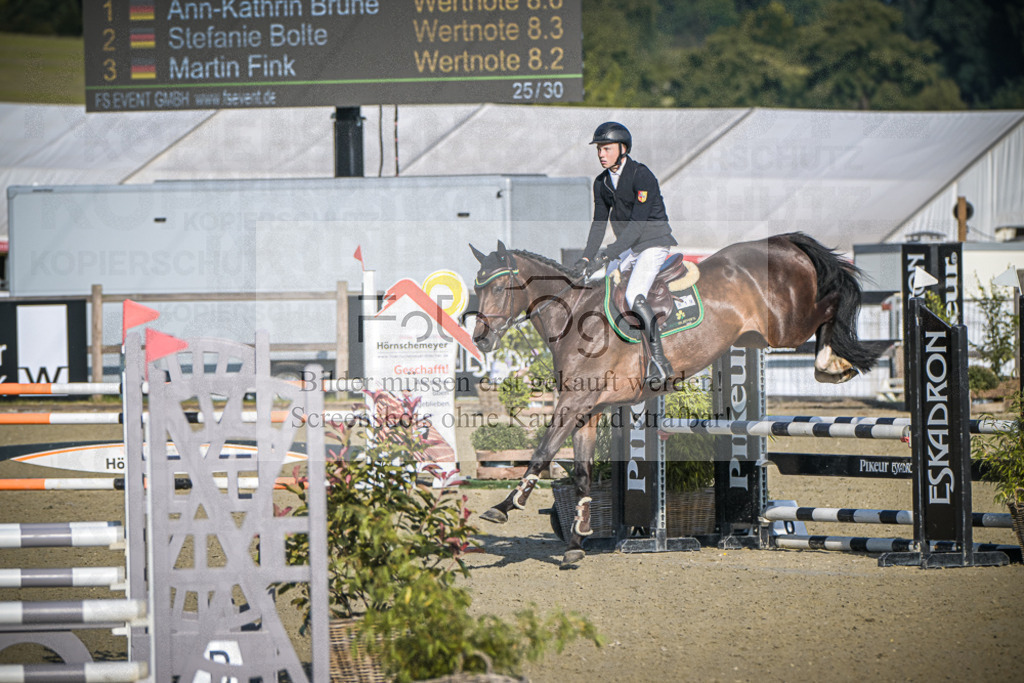 DOS_8799 | Entdecke hochwertige Reitturnierfotos von Foto Oger. Professionell, emotional und authentisch – jetzt Lieblingsmomente im Shop bestellen.Deutschlandweite Turnierfotografie. - Realisiert mit Pictrs.com