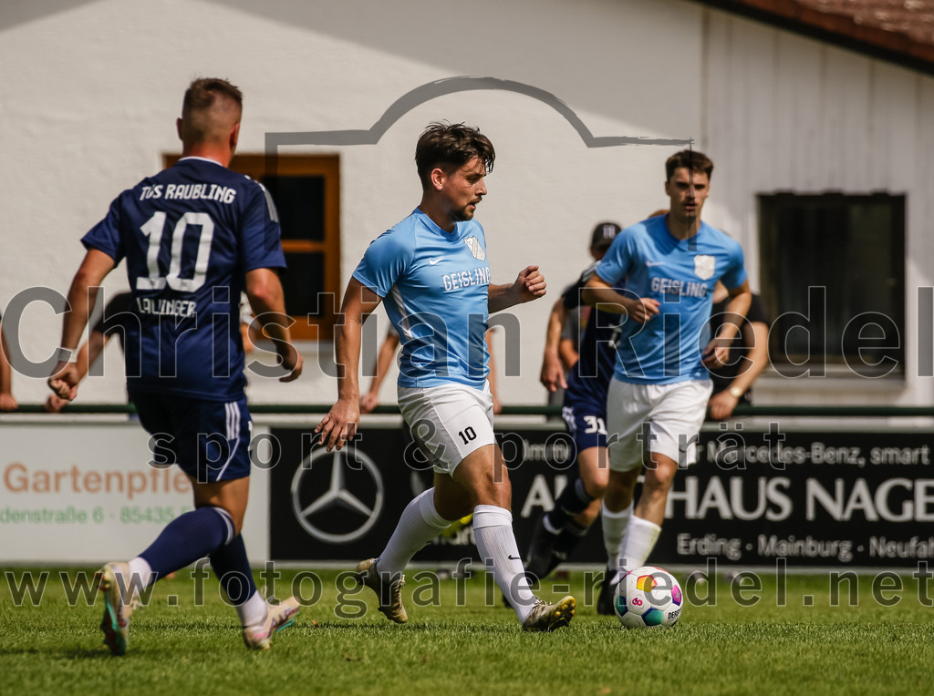 2023-08-26_076_FC_Langengeisling_gegen_TuS_Raubling | Erding, Deutschland, 26.08.2023:
Fußball, Bezirksliga Oberbayern Ost 2023 / 2024, 6. Spieltag, FC Langengeisling gegen TuS Raubling, Endergebnis: 2:0

Alexander Lallinger (TuS Raubling, #10), Maximilian Maier (FC Langengeisling, #10)

Foto: Christian Riedel / fotografie-riedel.net