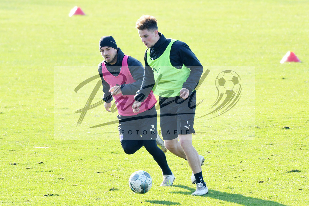 20200207_TRAOSN_0018 | Fußball, Herren: Kevin Wolze (VfL Osnabrueck) und Moritz Heyer (VfL Osnabrueck) im Zweikampf waehrend der Trainingseinheit des VfL Osnabrueck im Sportpark Illoshoehe am 07.02.2020 in Osnabrueck, Deutschland. - Realisiert mit Pictrs.com