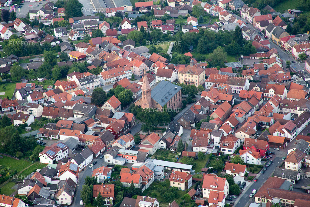Martinskirche | Luftbild: Martinskirche im Ortsteil Beerfelden in Oberzent im Bundesland Hessen in Deutschland. Foto: IMG_089536.jpg vom 10.06.2016 durch Werner Riehm/FLY-FOTO.de - Realisiert mit Pictrs.com