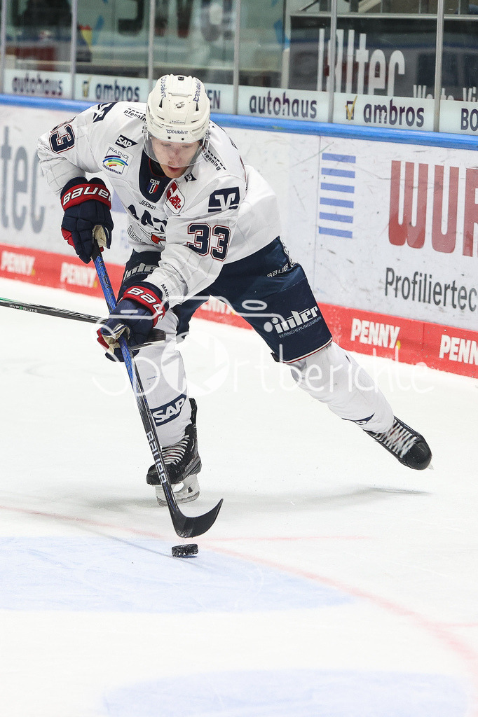Augsburger Panther - Adler Mannheim | Markus HAENNIKAENIEN (MERC #33) am Puck / Freisteller / Einzelfoto