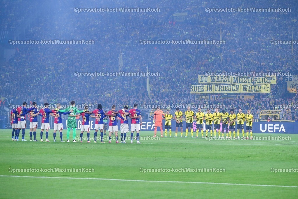 UCL1504251041 | 15.04.2025, Fußball, UEFA Champions League, Borussia Dortmund - FC Barcelona, BVB Stadion, Viertelfinale, Saison 2024 2025: Die Spieler von Borussia Dortmund und vom FC Barcelona, Barca halten eine Schweigeminute fuer den verstorbenen Wilhelm Burgsmueller abRegulations prohibit any use of photographs as image sequences and or quasi-video.