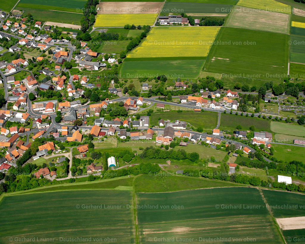 2615541 | SCHWARZ 09.06.2006 Landwirtschaftliche Nutzflächen und Feldgrenzen  umsäumen das Siedlungsgebiet des Dorfes in Schwarz im Bundesland Hessen, Deutschland // Agricultural land and field boundaries surround the settlement area of the village  in Schwarz in the state Hesse, Germany Foto: Gerhard Launer
