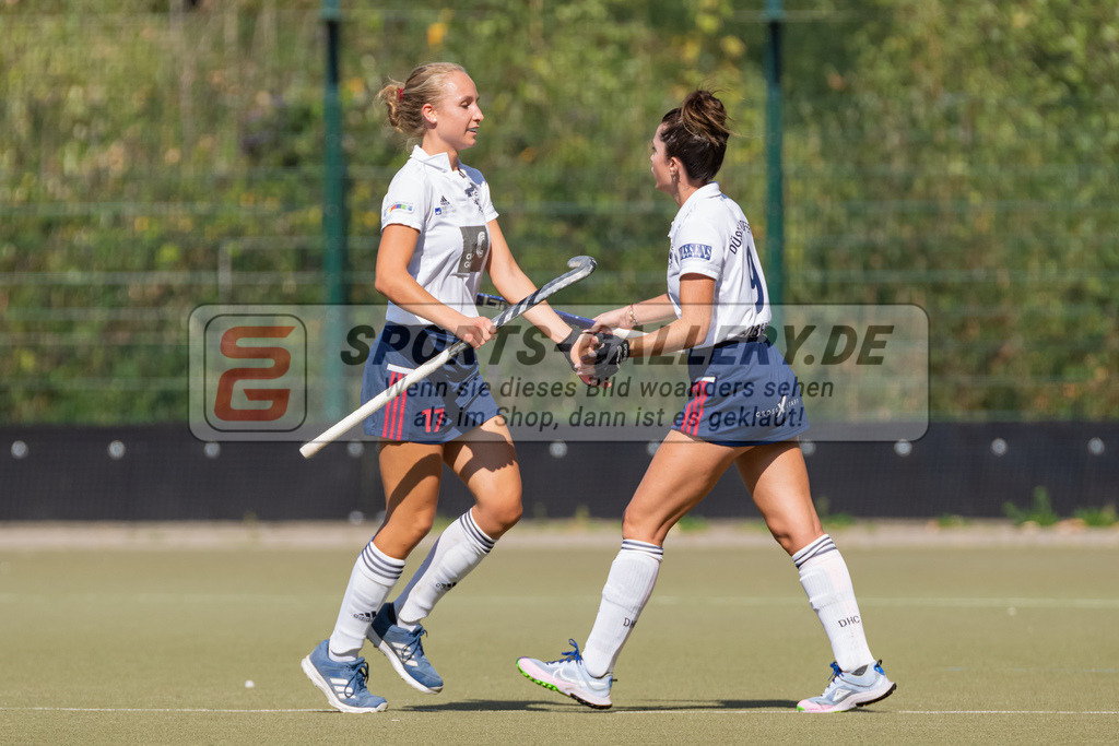HK_20220903_109664 | 1. Bundesliga Damen Düsseldorfer HC - Berliner HC am 3.9.2022 DHC Düsseldorf, Düsseldorf , Lisa Nolte ( Düsseldorfer HC #17 ) , rechts Agustina Albertarrio ( Düsseldorfer HC #9 )
