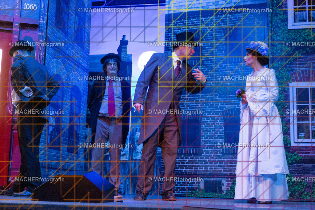 360_MFL-2025 | Portraitbilder von Regisseur; Darsteller; Techniker; Maske; Kostüme; Chor; Musiker; Bilderserie der Generalprobe und der Premierenvorstellung, Szenenbilder; Ausdrucksstudien; Bühnenüberblick; Bühnenkulissen; Pressefotos inkl. Redaktionsfoto Darstellergruppe.