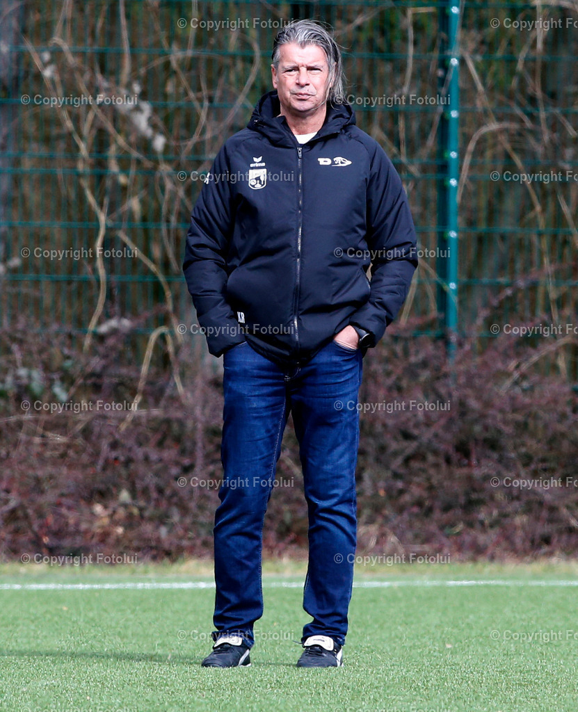 A_LUI_25022023_05 | SPORT,FUSSBALL,LL.OST ASKOE OEDT 1B-ST.AMGDALENA 25.02.2023IM BILD:  TRAINER KURT RUSS  (OEDT1B)  FOTO:FOTOLUI