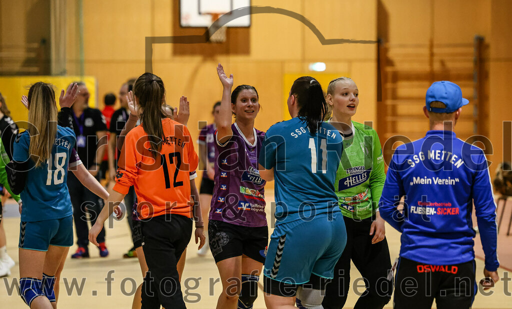 2024-02-24_095_SpVgg_Altenerding_gegen_SSG_Metten_Frauen | Erding, Deutschland, 24.02.2024:
Handball, Bezirksoberliga Frauen Altbayern 2023 / 2024, 15. Spieltag, SpVgg Altenerding gegen SSG Metten, Endergebnis: 32:28

Evi Stadler (SSG Metten, #18), Tanja Kraus (SSG Metten, #12), Grit Kschischow (SpVgg Altenerding, #4), Ramona Achatz (SSG Metten, #11), Torfrau Hanna Obermair (SpVgg Altenerding, #1), Trainer Manuel Schwab (SSG Metten)

Foto: Christian Riedel / fotografie-riedel.net