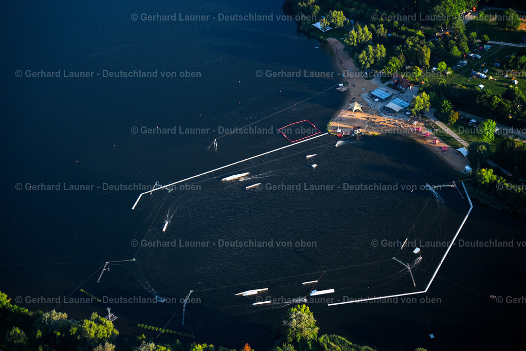 4051033 | ABSBERG 03.09.2021 Freizeitzentrum der Wasserski - Rennbahn " Wakepark Brombachsee " auf der Badehalbinsel in Absberg im Bundesland Bayern, Deutschland. Weiterführende Informationen bei: WAKEPARK BROMBACHSEE. // Leisure center of water skiing - racetrack " Wakepark Brombachsee " on island Badehalbinsel in Absberg in the state Bavaria, Germany. Further information at: WAKEPARK BROMBACHSEE. Foto: Gerhard Launer