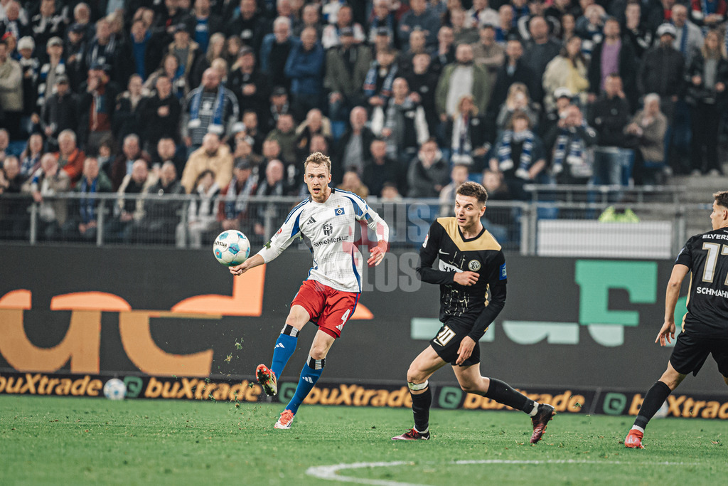 Fußball | Männer | Saison 2024/2025 | 2. Fußball-Bundesliga | 27. Spieltag | Hamburger SV vs. SV 07 Elversberg | 28.03.2025 | Sebastian Schonlau (#4, HSV) schlägt einen Ball