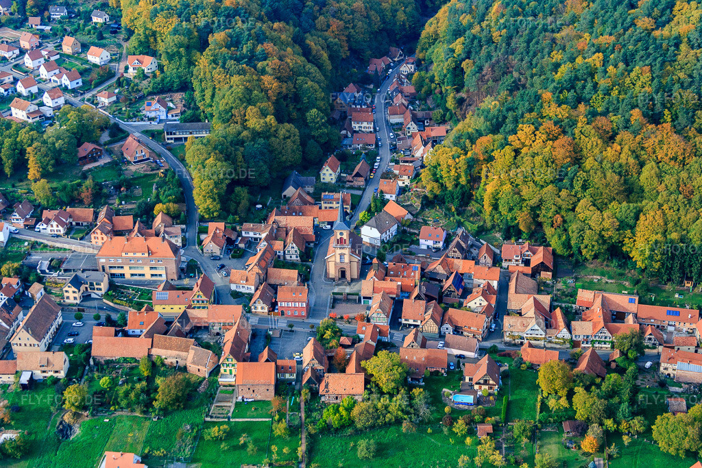 Luftbild: Église Protestante d'Offwiller und Ecole Primaire in Offwiller im Bundesland Bas-Rhin in Frankreich. – Foto: IMG_084799.jpg vom 24.10.2015 durch Werner Riehm/FLY-FOTO.de – Auflösung des Originals: 5244 x 3496 px