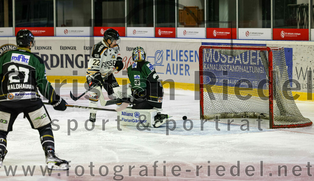 2022-09-23_133_TSV_Erding_gegen_EV_Fuessen | Erding, Deutschland, 23.09.2022:
Eishockey, Bayernliga 2022 / 2023, Testspiel, TSV Erding gegen EV Füssen, Endergebnis: 1:3

Janne Seppänen (EV Füssen, #22), Torwart Thomas Hingel (Erding Gladiators, #33)

Foto: Christian Riedel / fotografie-riedel.net