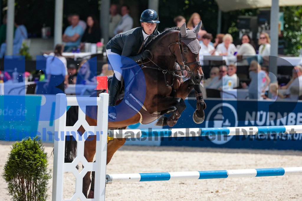 Longines Balve Optimum - Springen Samstag {date} -  | {headline}(Foto: Sebastian Sendlak / BOND) - Realisiert mit Pictrs.com