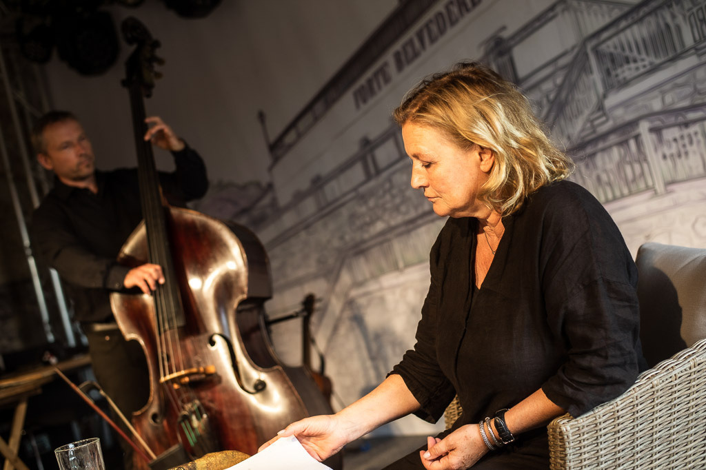 Flower Tales | Suzanne von Borsody und Kurt Holzkämper mit Lesung Flower Tales im Forte Belvedere Leisnig zum Festival Hallo Leisnig 2022. - Realisiert mit Pictrs.com
