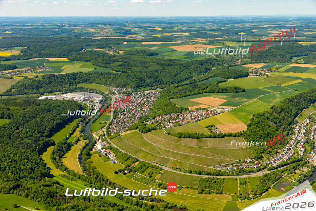 Luftaufnahme der Stadt Weißbach - Die Luftaufnahme wurde 2025 vom UL-Flugzeug heraus erstellt ( keine Drohne ) - Hochauflösende Luftaufnahme - für professionelle Ausdrucke geeignet. Die Geschenkidee !Mit Lizenz und Bildrechte bestellbar